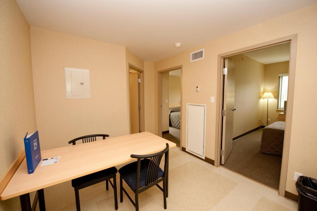 Residence & Conference Centre - Kamloops Phòng bức ảnh